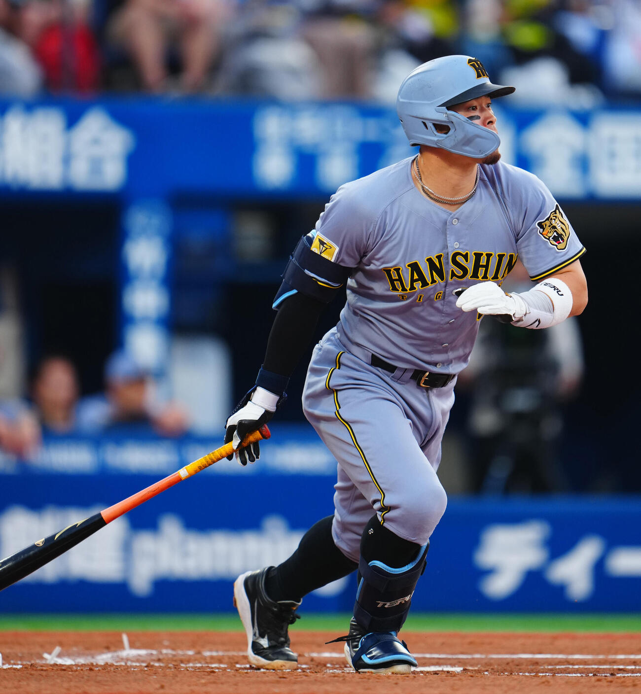 DeNA対阪神　1回表阪神1死一、二塁、適時二塁打を放つ佐藤輝明（撮影・垰建太）