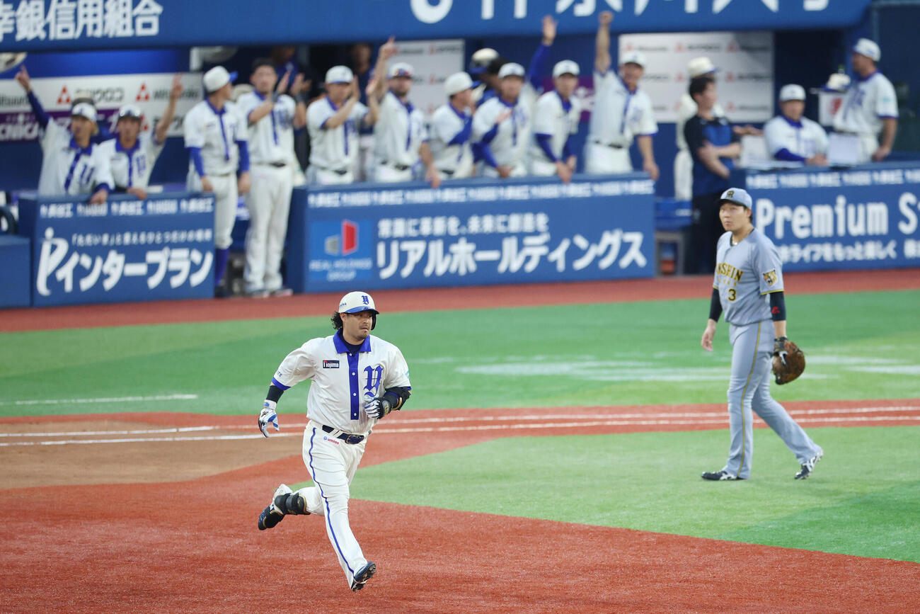 DeNA対阪神　2回裏DeNA1死、本塁打を放ちダイヤモンドを一周する宮崎敏郎（撮影・宮地輝）