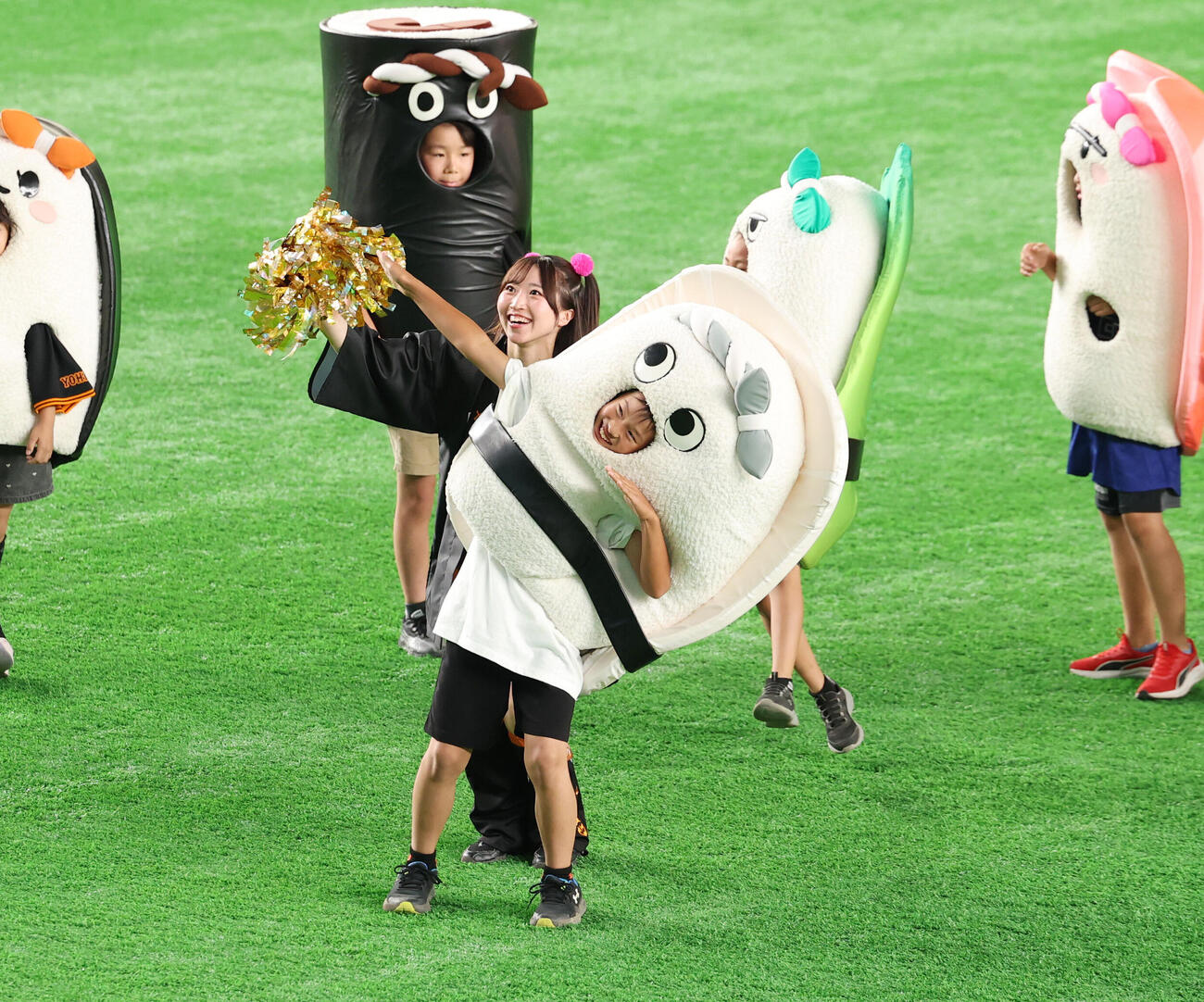 巨人対中日　すしレースをイカが1着（撮影・増田悦実）