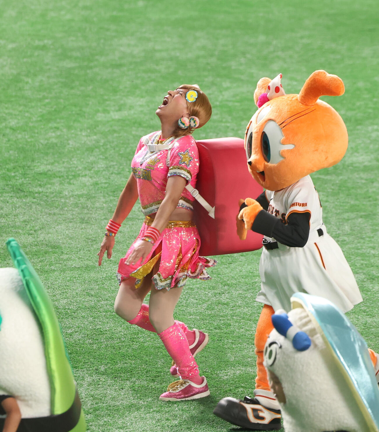 巨人対中日　すしレースに参戦し悔しがりながら引き揚げるゴリエ（撮影・増田悦実）