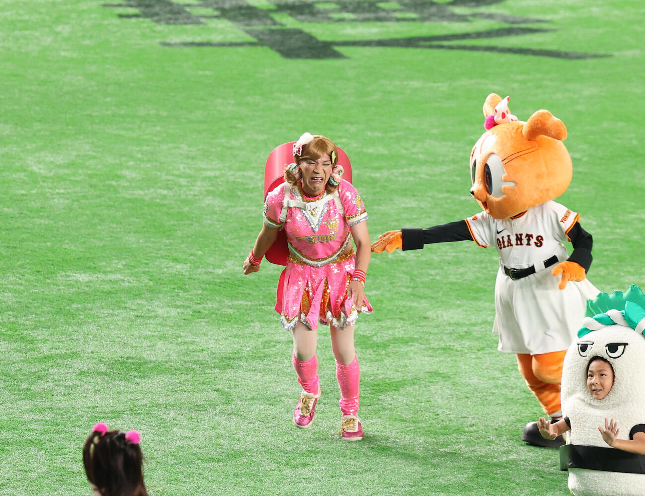 巨人対中日　すしレースに参戦したゴリエ（撮影・増田悦実）