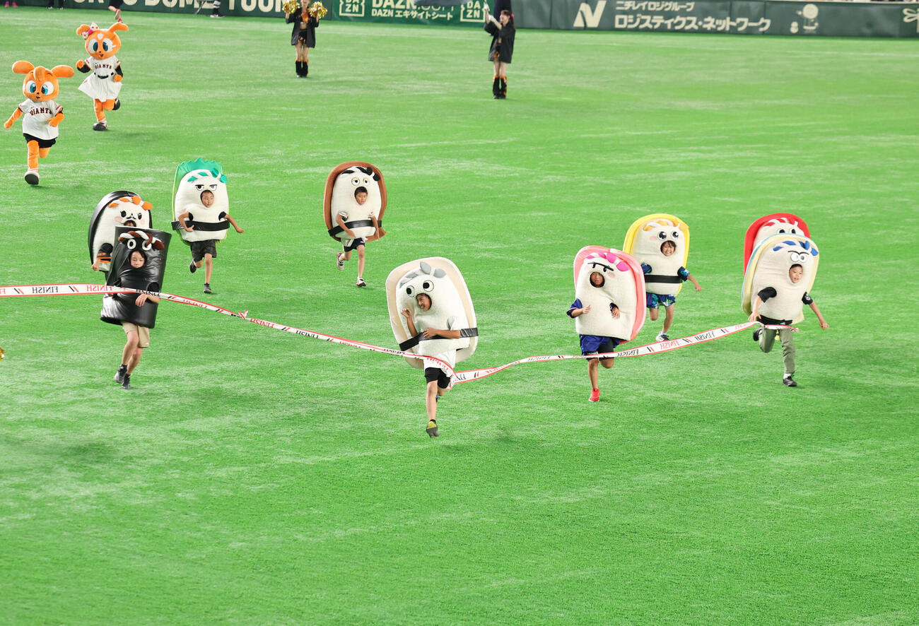 巨人対中日　すしレースをイカが1着（撮影・増田悦実）