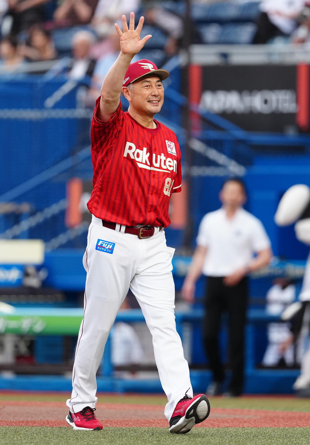 ロッテ対楽天　メンバー表の最終確認を終え、声援に応える楽天吉井理人監督（撮影・鈴木みどり）