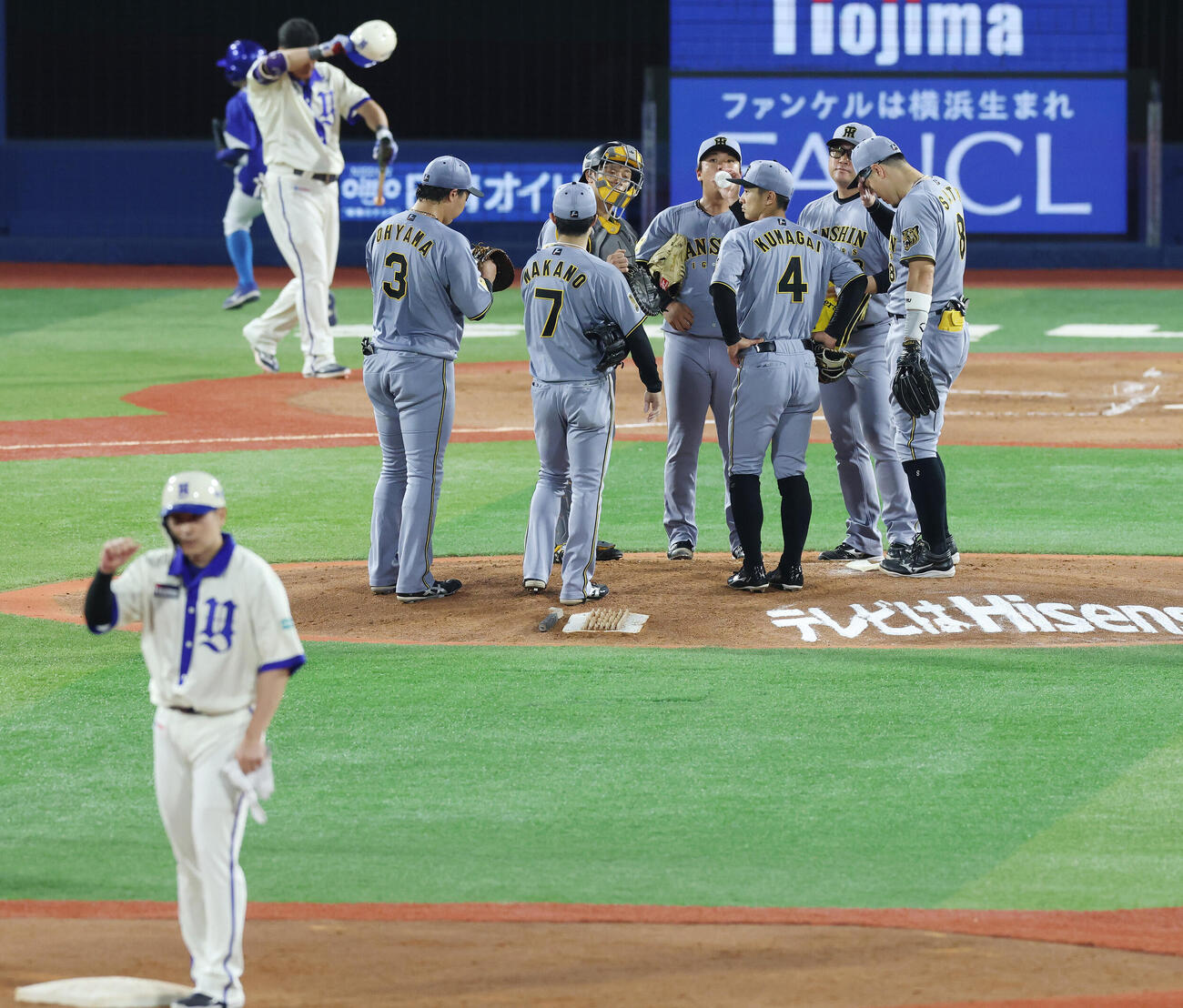 DeNA対阪神　3回裏DeNA1死二、三塁、佐野恵太に2点適時打を浴びた村上頌樹（撮影・宮地輝）