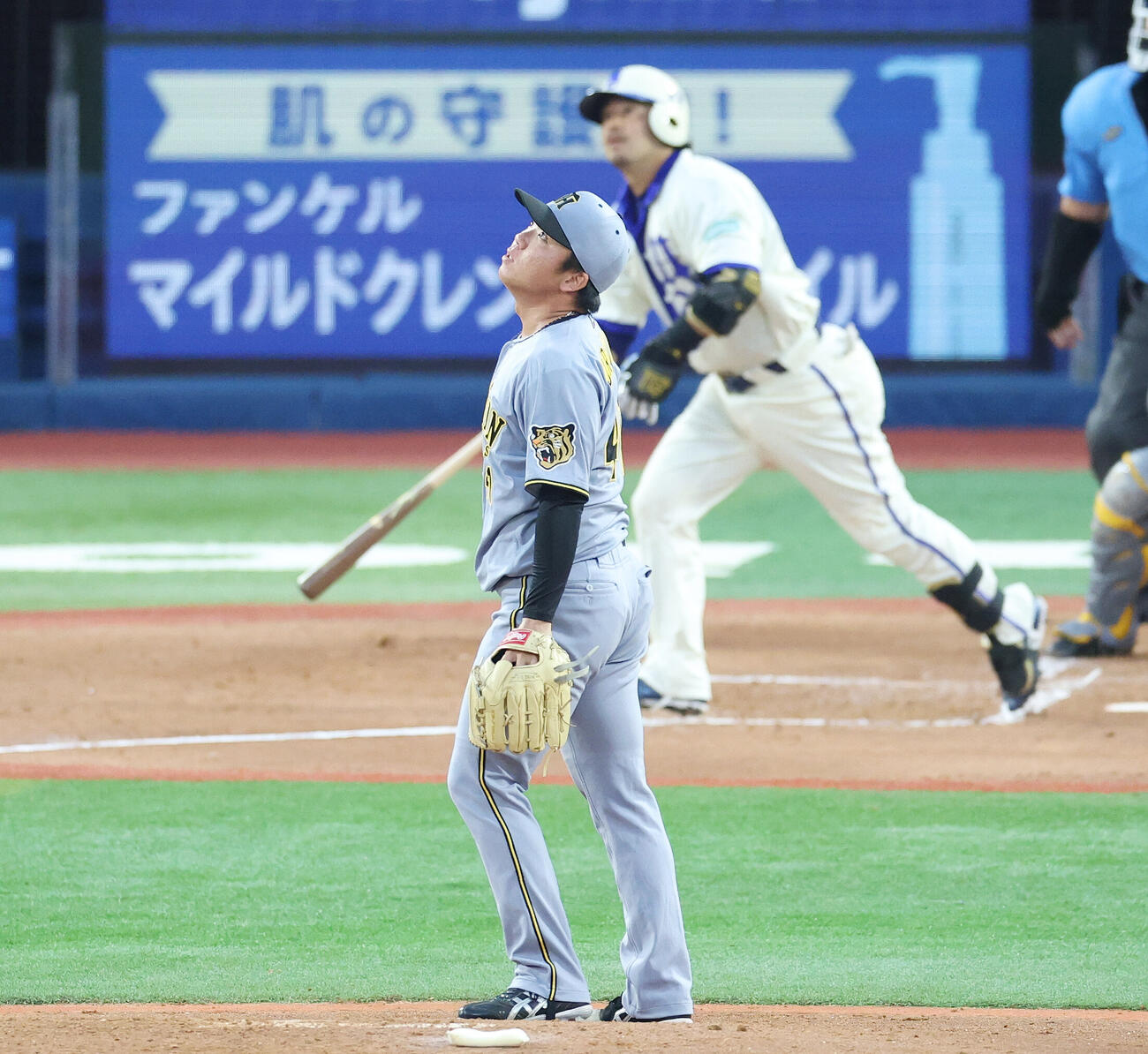 DeNA対阪神　2回裏DeNA1死、宮崎敏郎に本塁打を浴びる村上頌樹（撮影・宮地輝）