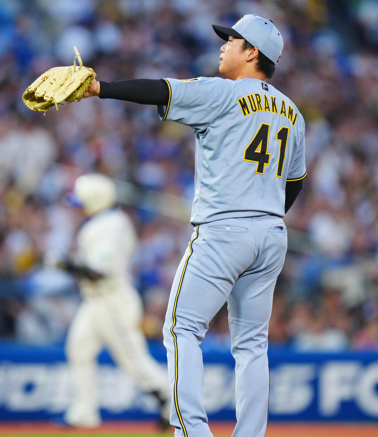 DeNA対阪神　2回裏DeNA1死、宮崎敏郎(左)にソロ本塁打を浴びる村上頌樹（撮影・垰建太）
