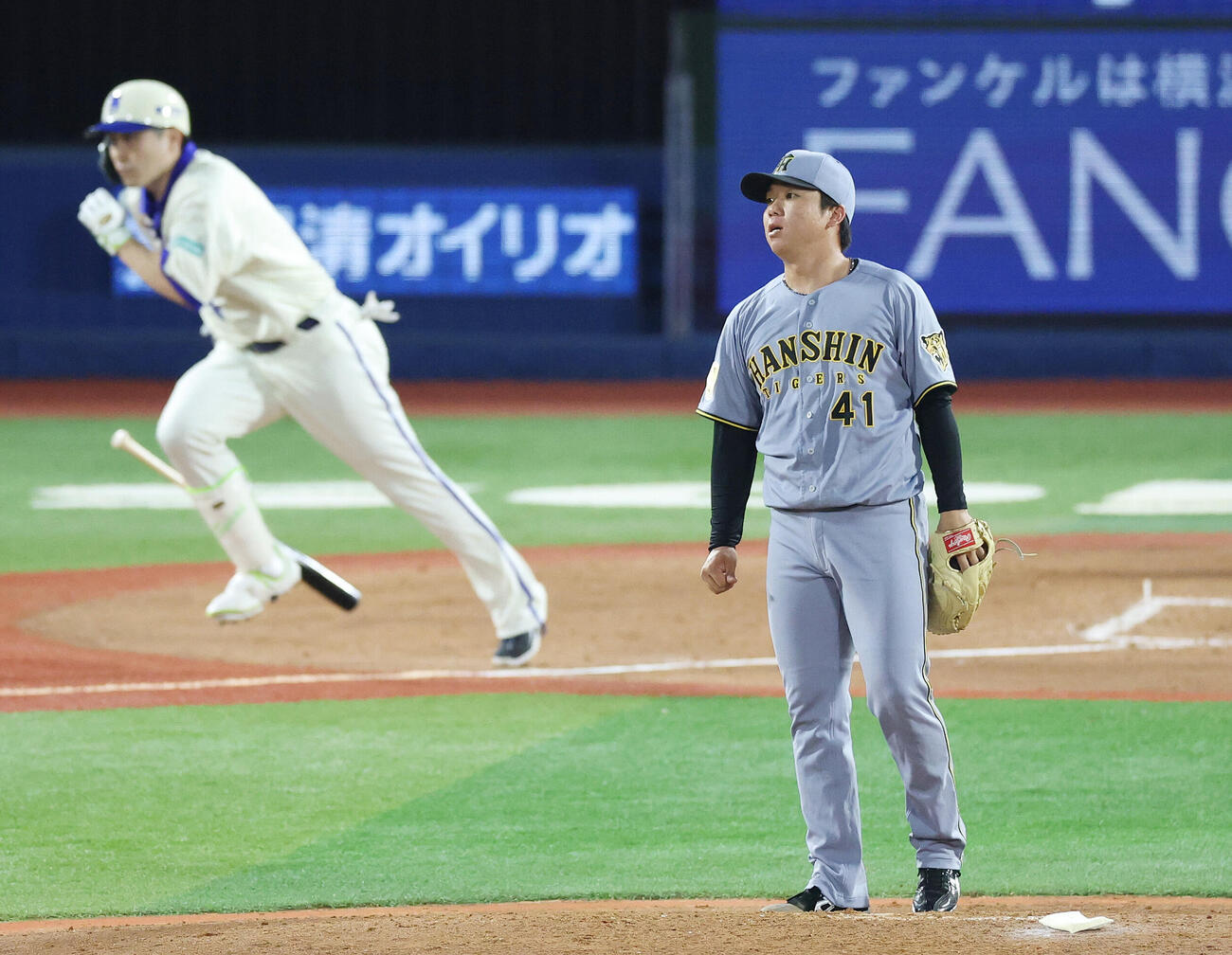 DeNA対阪神　3回裏DeNA1死二、三塁、佐野恵太に2点適時打を浴びる村上頌樹（撮影・宮地輝）