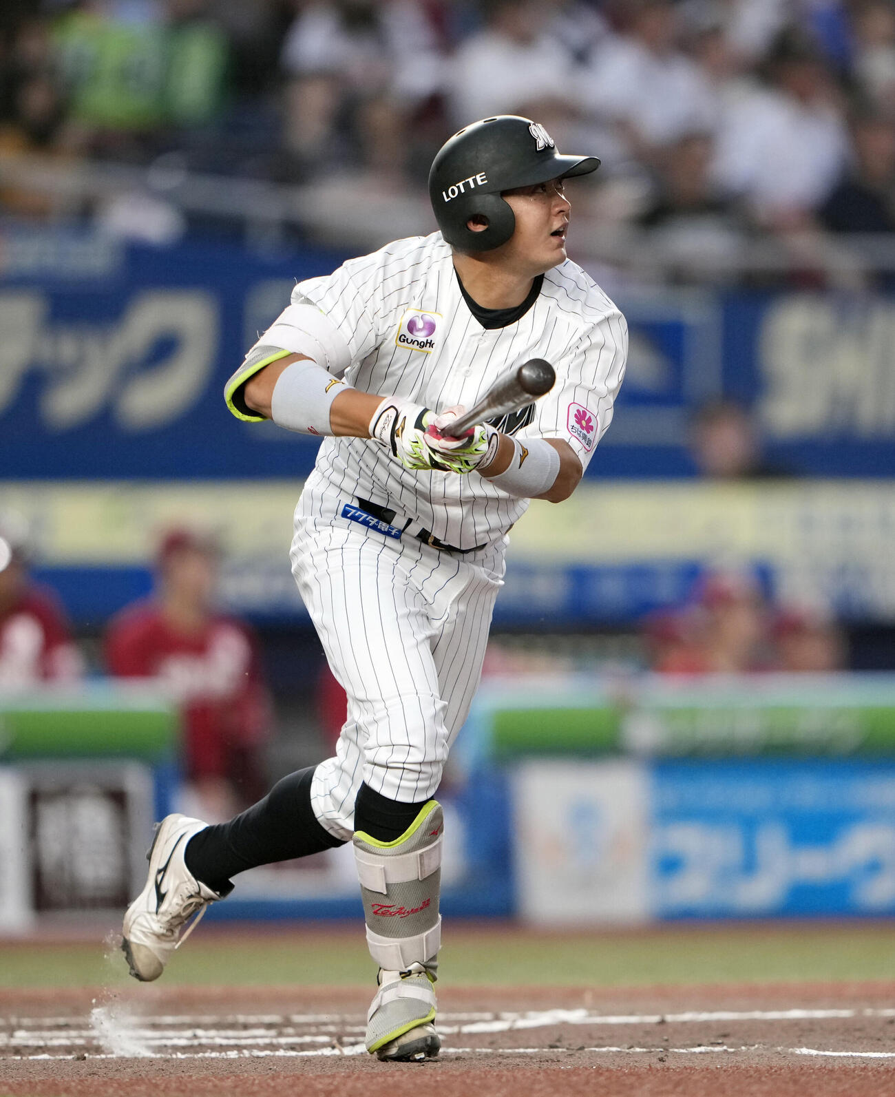 ロッテ対楽天　2回裏ロッテ無死、ソロ本塁打を放つ佐藤都志也（撮影・小島史椰）