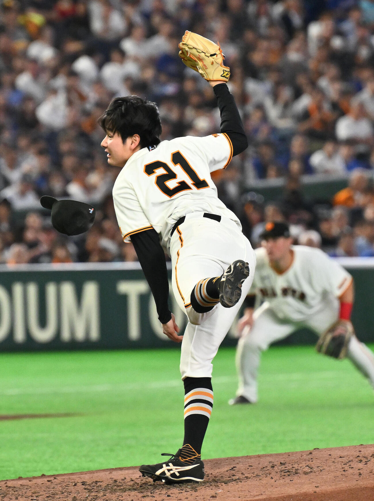 巨人対中日　5回表、帽子を飛ばし力投する巨人先発の竹丸和幸（撮影・滝沢徹郎）