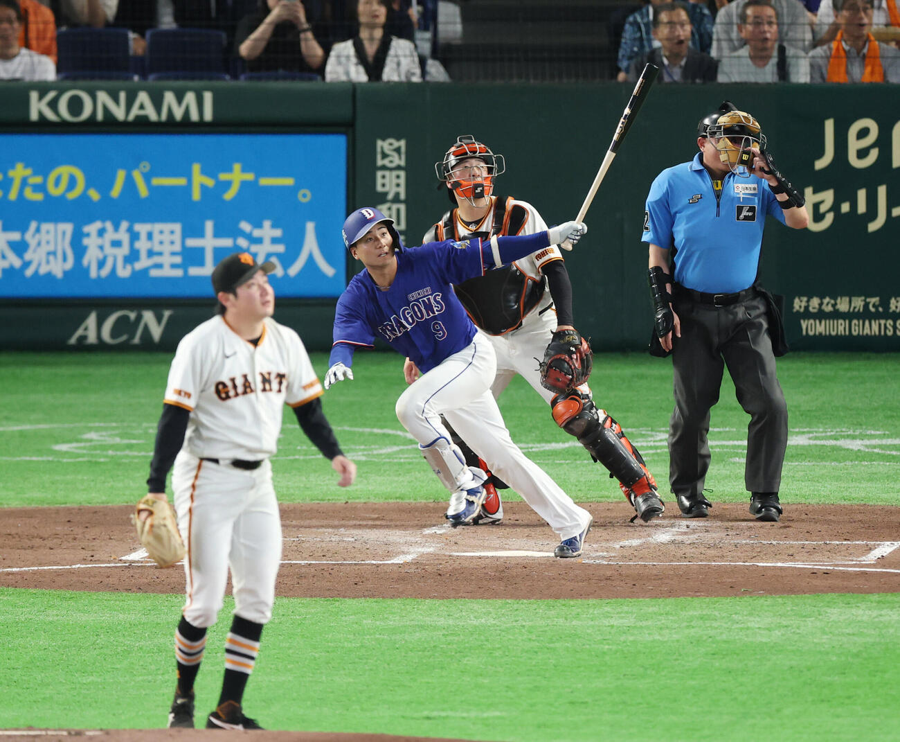 巨人対中日　3回表中日1死、本塁打を放つ石伊雄太。投手竹丸和幸（撮影・増田悦実）