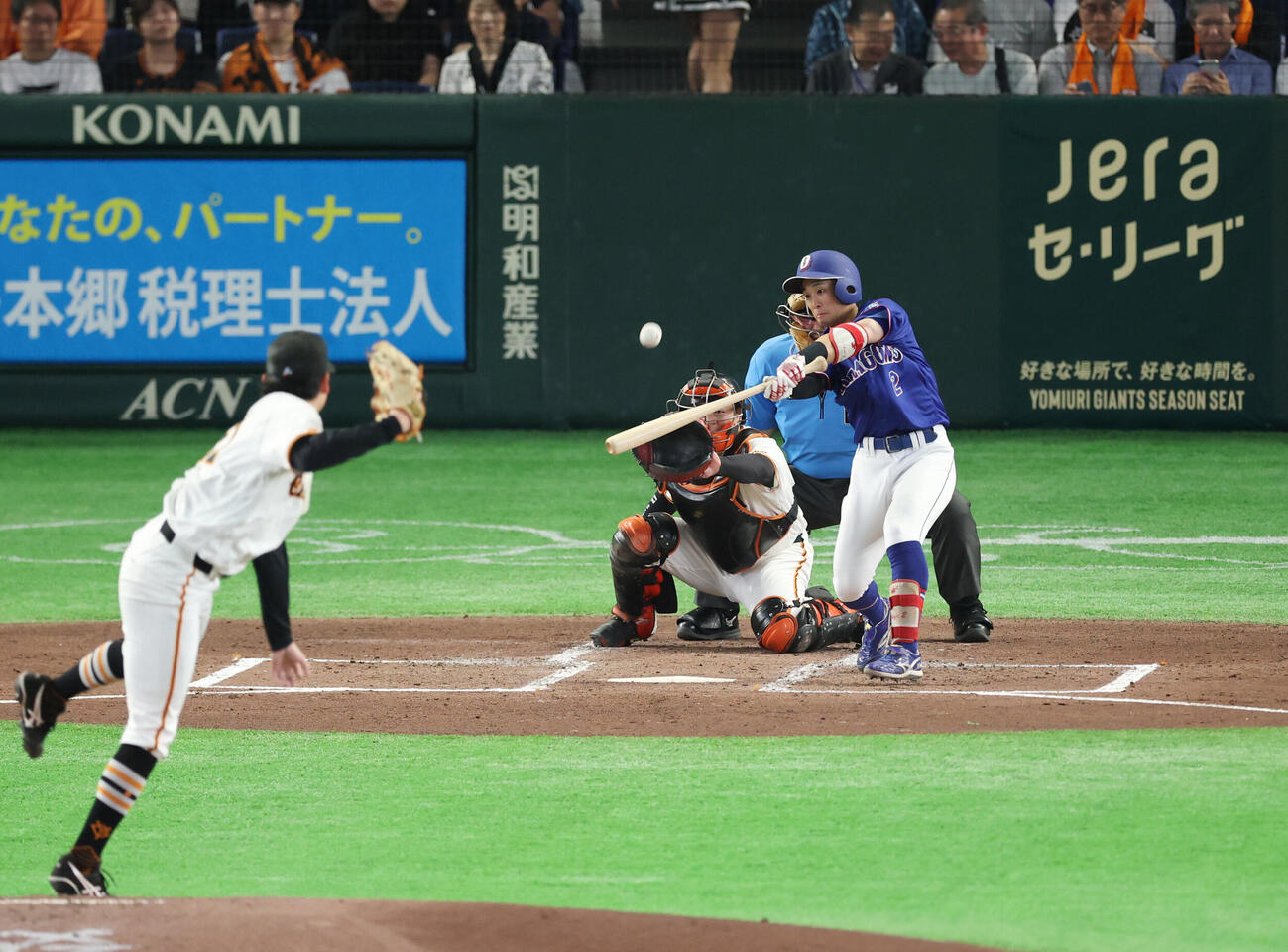 巨人対中日　2回表中日無死満塁、犠飛を放つ田中幹也人。投手竹丸和幸（撮影・増田悦実）