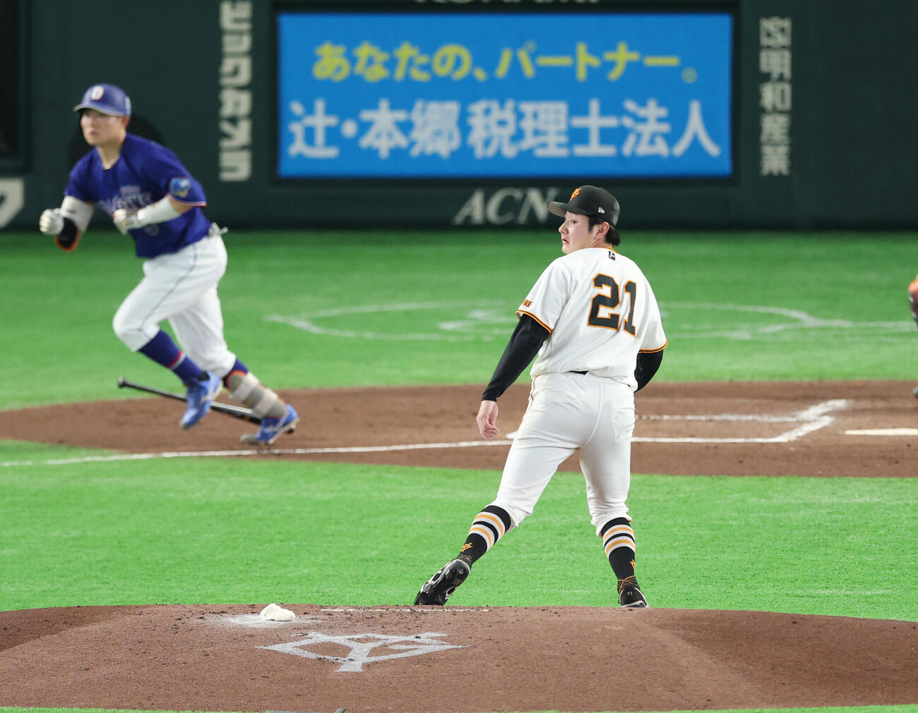 巨人対中日　2回表中日無死満塁、村松開人に適時打を浴びる竹丸和幸（撮影・増田悦実）