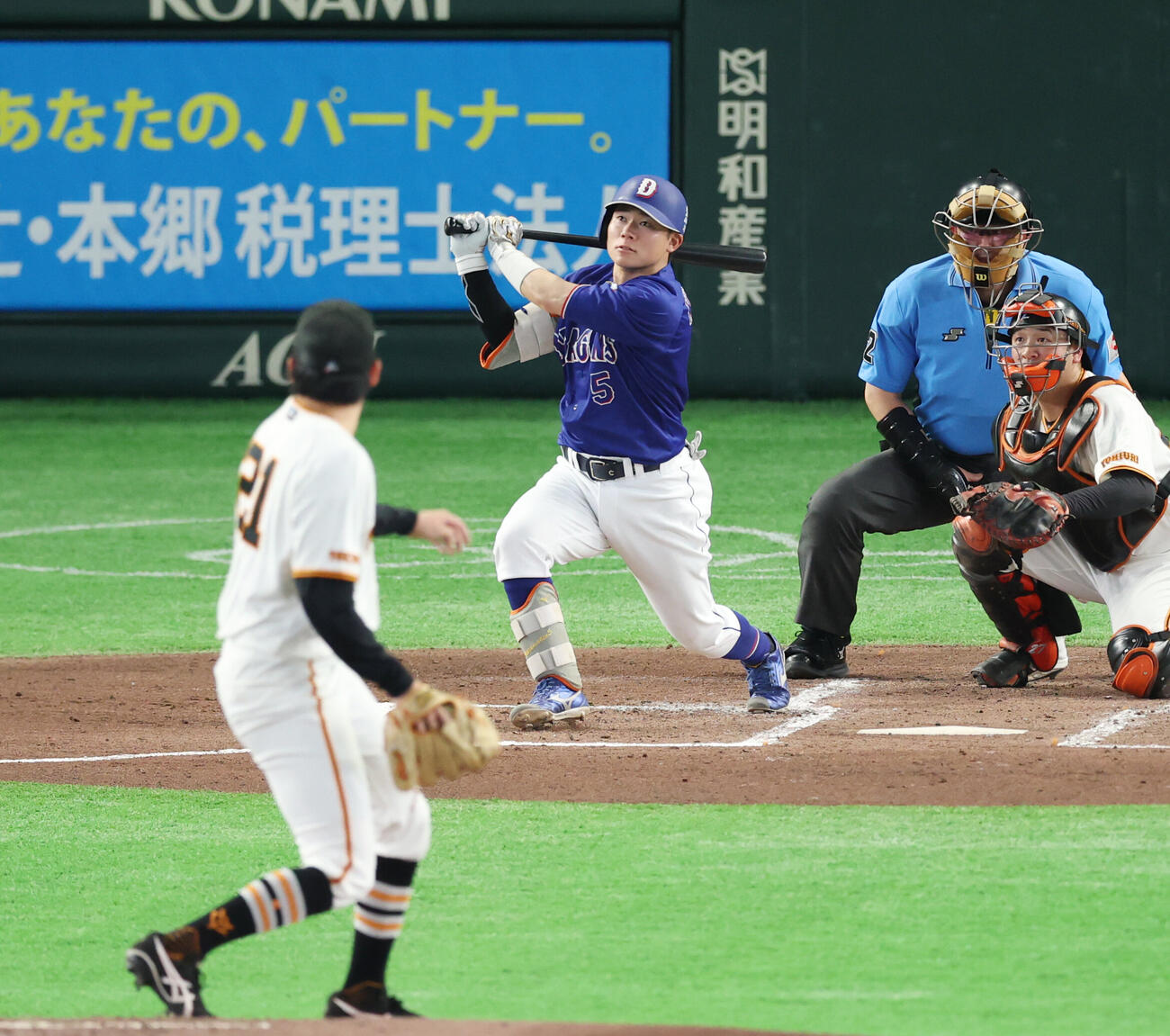 巨人対中日　2回表中日無死満塁、適時打を放つ村松開人。投手は竹丸和幸（撮影・増田悦実）