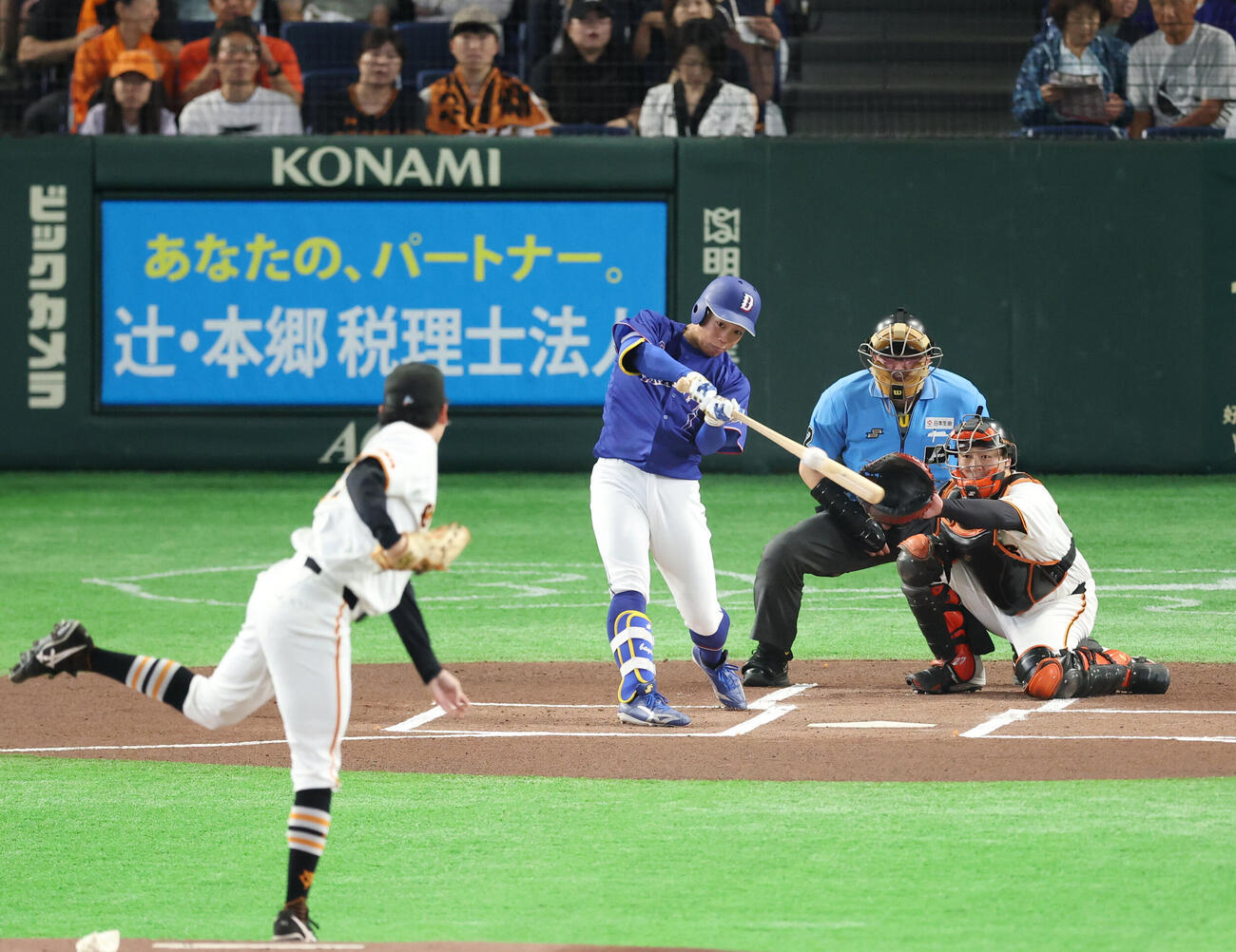巨人対中日　1回表中日無死、安打を放つ岡林勇希。投手は竹丸和幸（撮影・増田悦実）