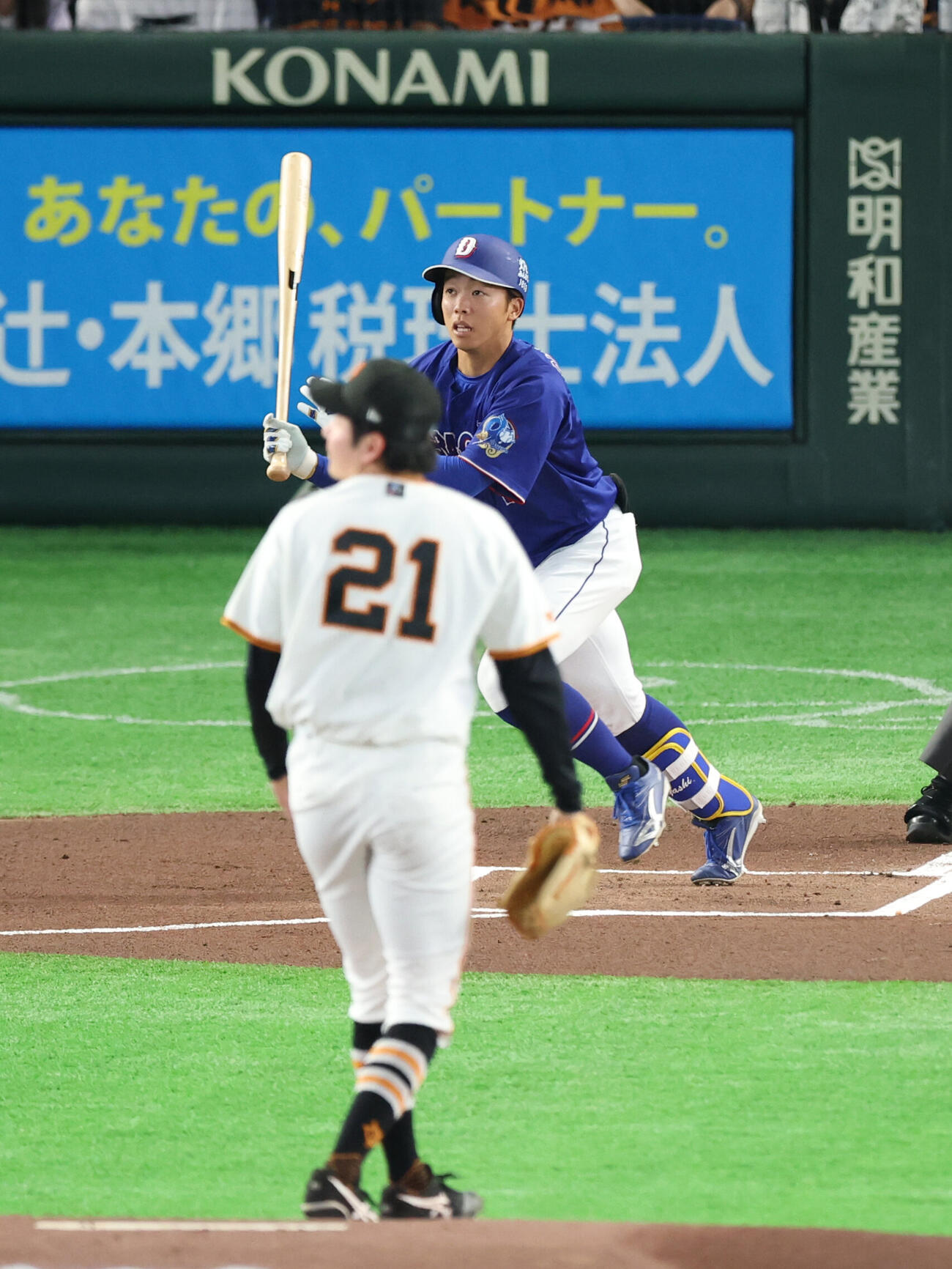 巨人対中日　1回表中日無死、安打を放つ岡林勇希。投手は竹丸和幸（撮影・増田悦実）