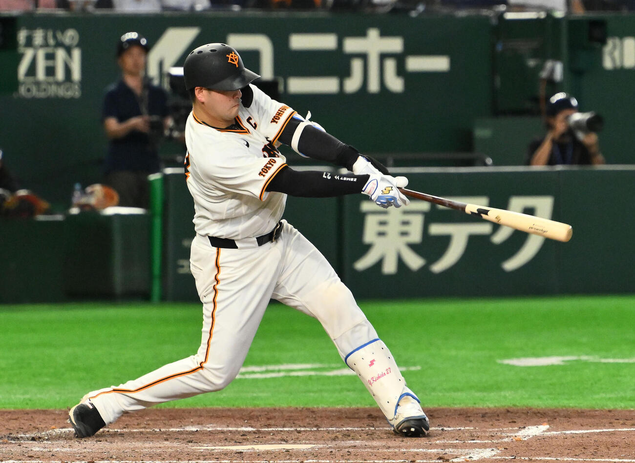 巨人対中日　5回裏巨人2死一塁、岸田行倫は2点本塁打を放つ（撮影・滝沢徹郎）