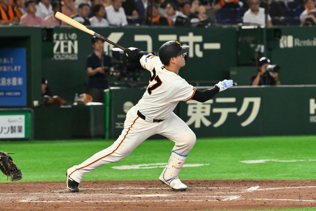 巨人対中日　5回裏巨人2死一塁、岸田行倫は2点本塁打を放つ（撮影・滝沢徹郎）