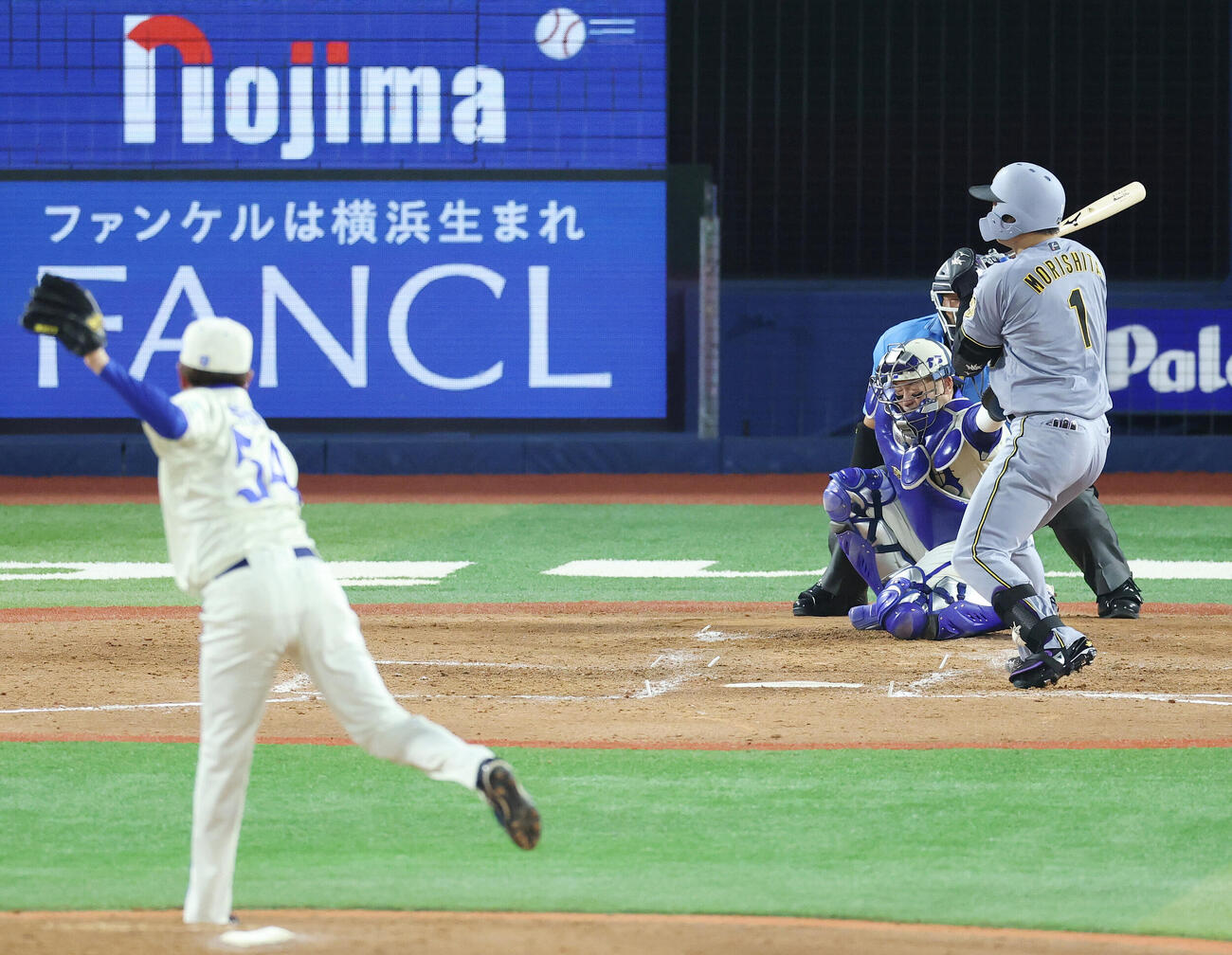 DeNA対阪神　5回表阪神1死一塁、死球を受ける森下翔太。投手石田裕太郎（撮影・宮地輝）