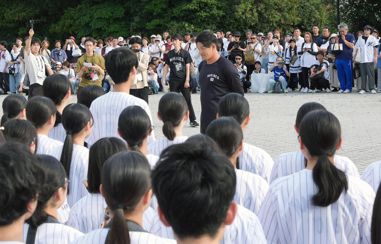 ロッテ対楽天　試合前に習志野吹奏楽部からエールを受け取るロッテ池田来翔（中央）（撮影・小島史椰）