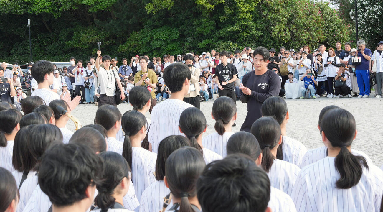 ロッテ対楽天　試合前に習志野吹奏楽部からエールを受け取るロッテ池田来翔（中央）（撮影・小島史椰）