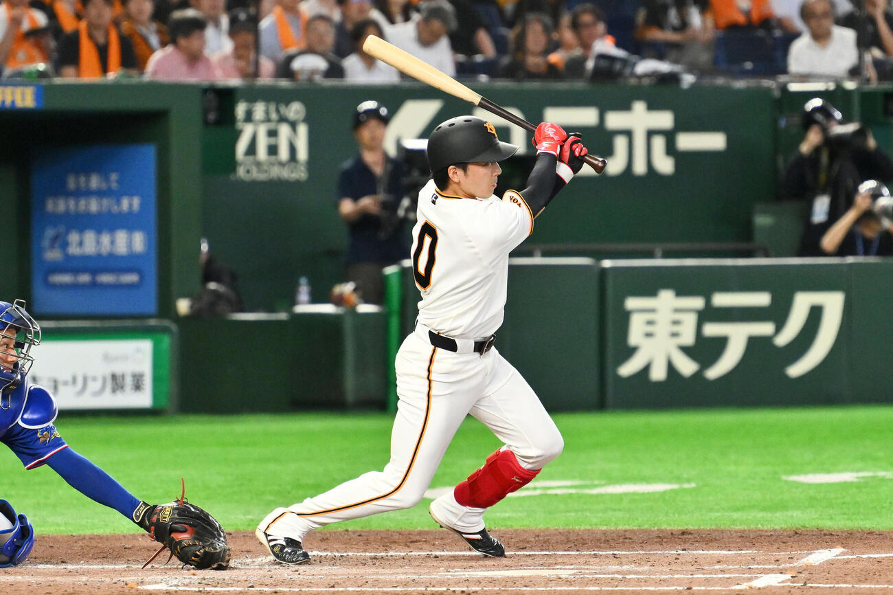 巨人対中日　2回裏巨人2死、増田大輝は左前打を放つ（撮影・滝沢徹郎）