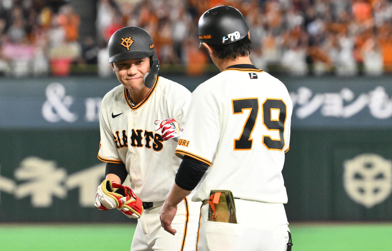 巨人対中日　6回裏巨人2死一塁、右前打を放った代打坂本勇人（左）（撮影・滝沢徹郎）