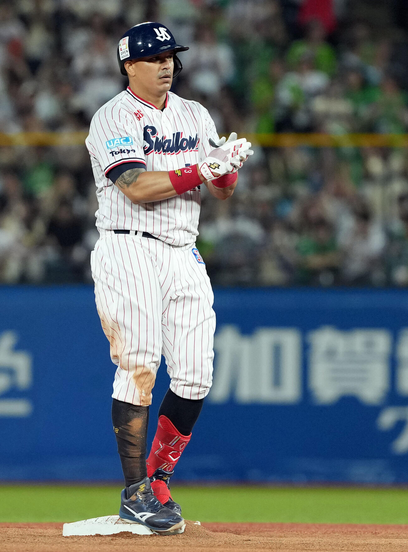 ヤクルト対広島　4回裏ヤクルト無死、中越えに二塁打を放ったホセ・オスナ（撮影・たえ見朱実）