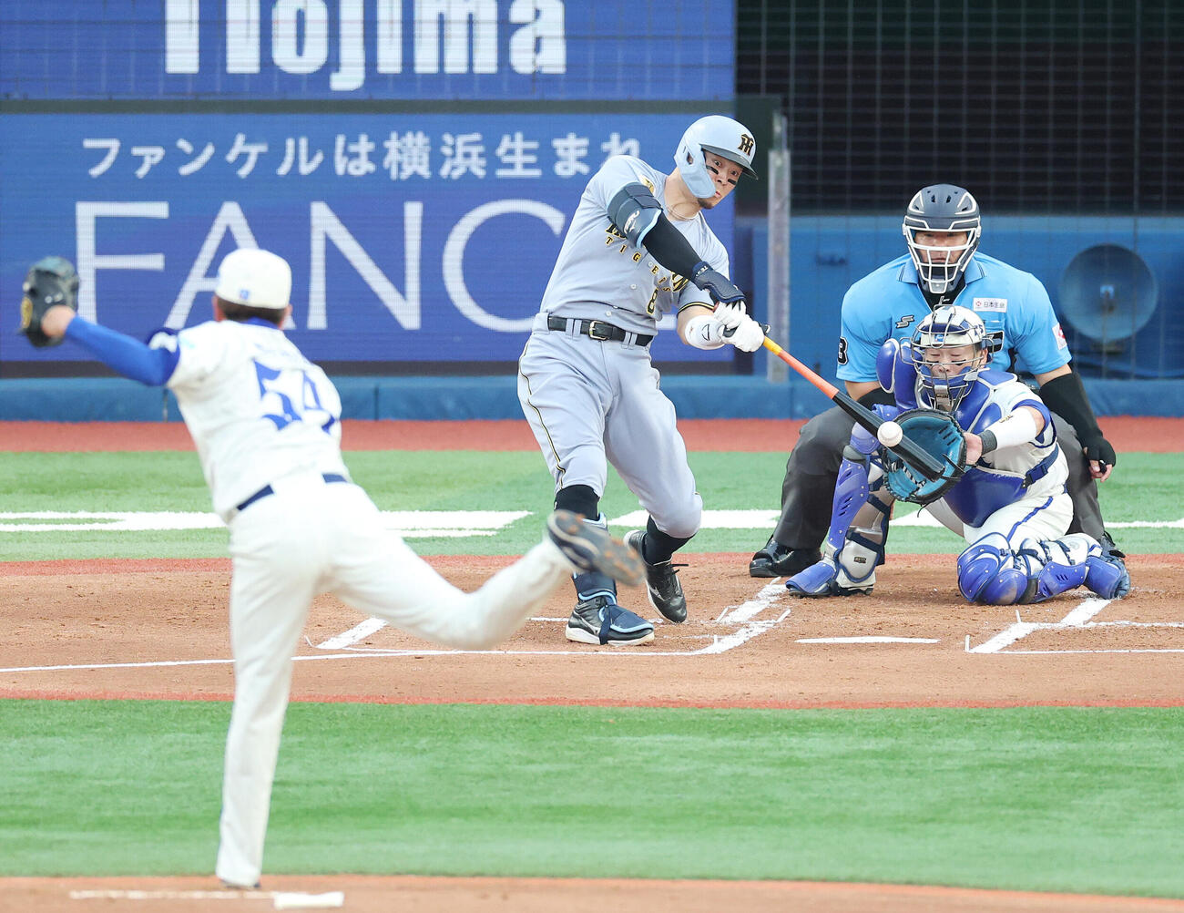 DeNA対阪神　1回表阪神1死一、二塁、適時二塁打を放つ佐藤輝明。投手石田裕太郎（撮影・宮地輝）