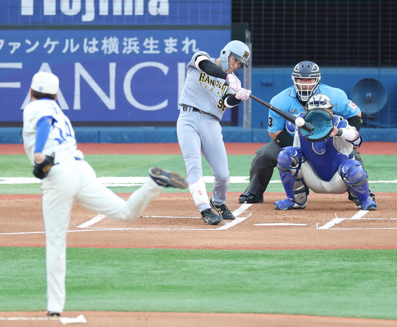 DeNA対阪神　1回表阪神無死、右前打を放つ福島圭音。投手石田裕太郎（撮影・宮地輝）