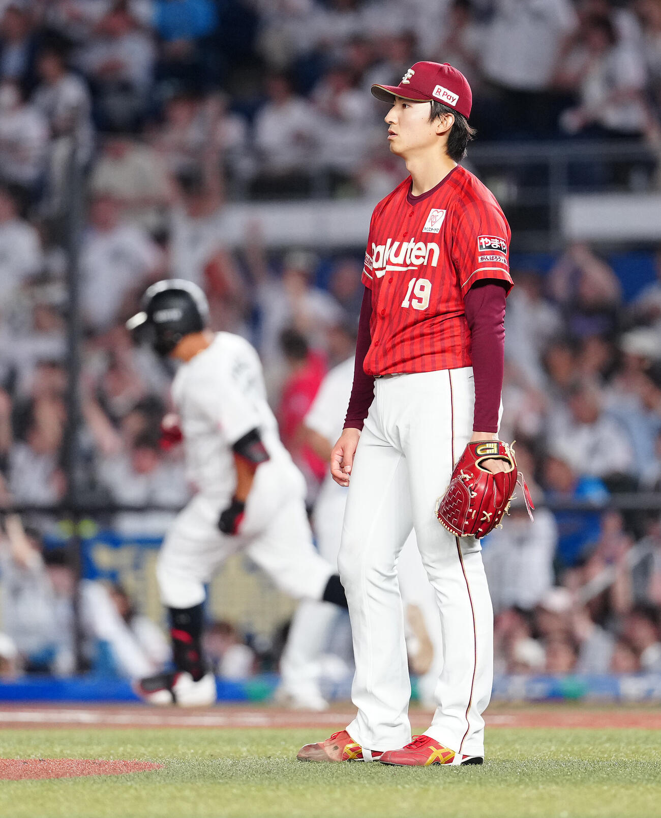 ロッテ対楽天　4回裏ロッテ無死、山口航輝に本塁打を浴び、ぼうぜんとする荘司康誠（撮影・鈴木みどり）