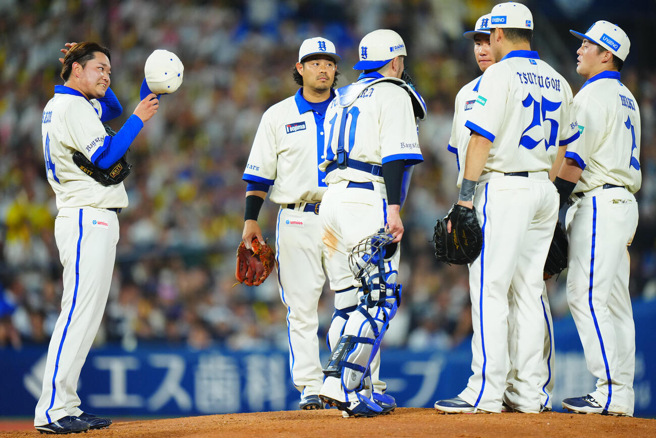 DeNA対阪神　5回表阪神1死一、二塁、佐藤輝明に適時内野安打を許しマウンドで渋い表情の石田裕太郎（左）らナイン（撮影・垰建太）