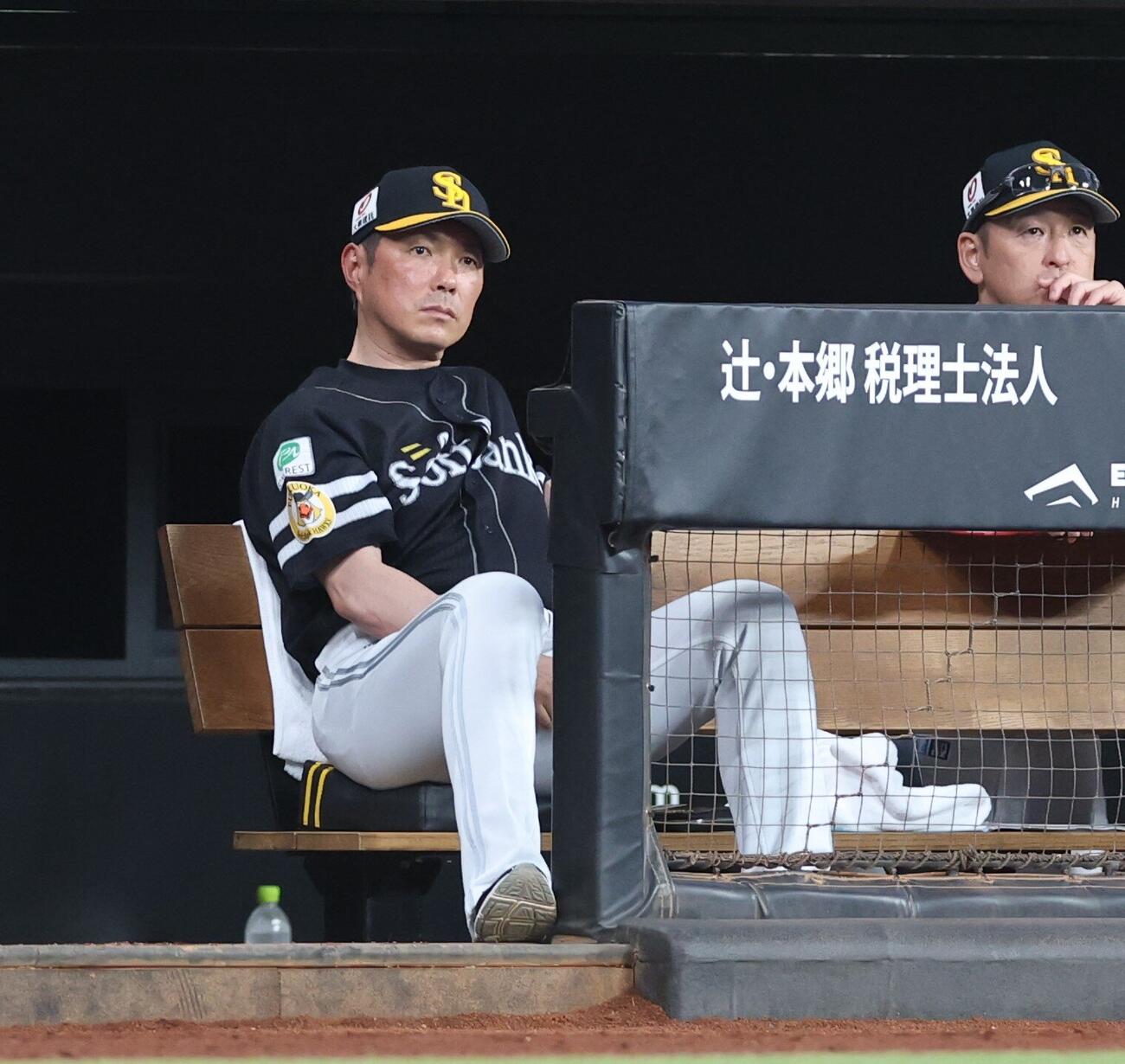 日本ハム対ソフトバンク　試合を見つめる小久保裕紀監督（撮影・黒川智章）
