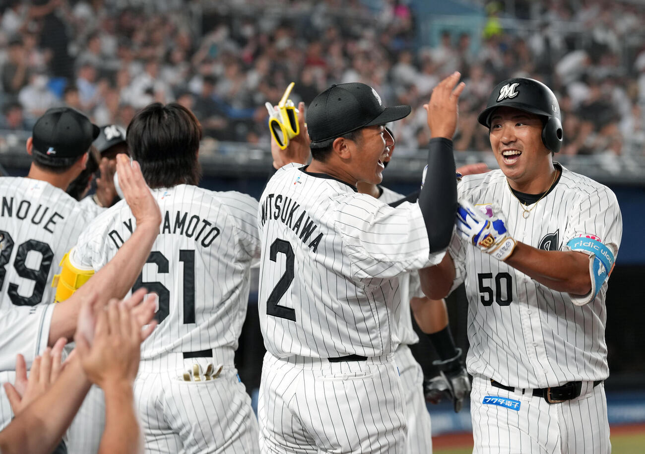 ロッテ対楽天　6回裏ロッテ2死満塁、勝ち越し満塁本塁打を放ちナインから祝福される愛斗（右）（撮影・小島史椰）
