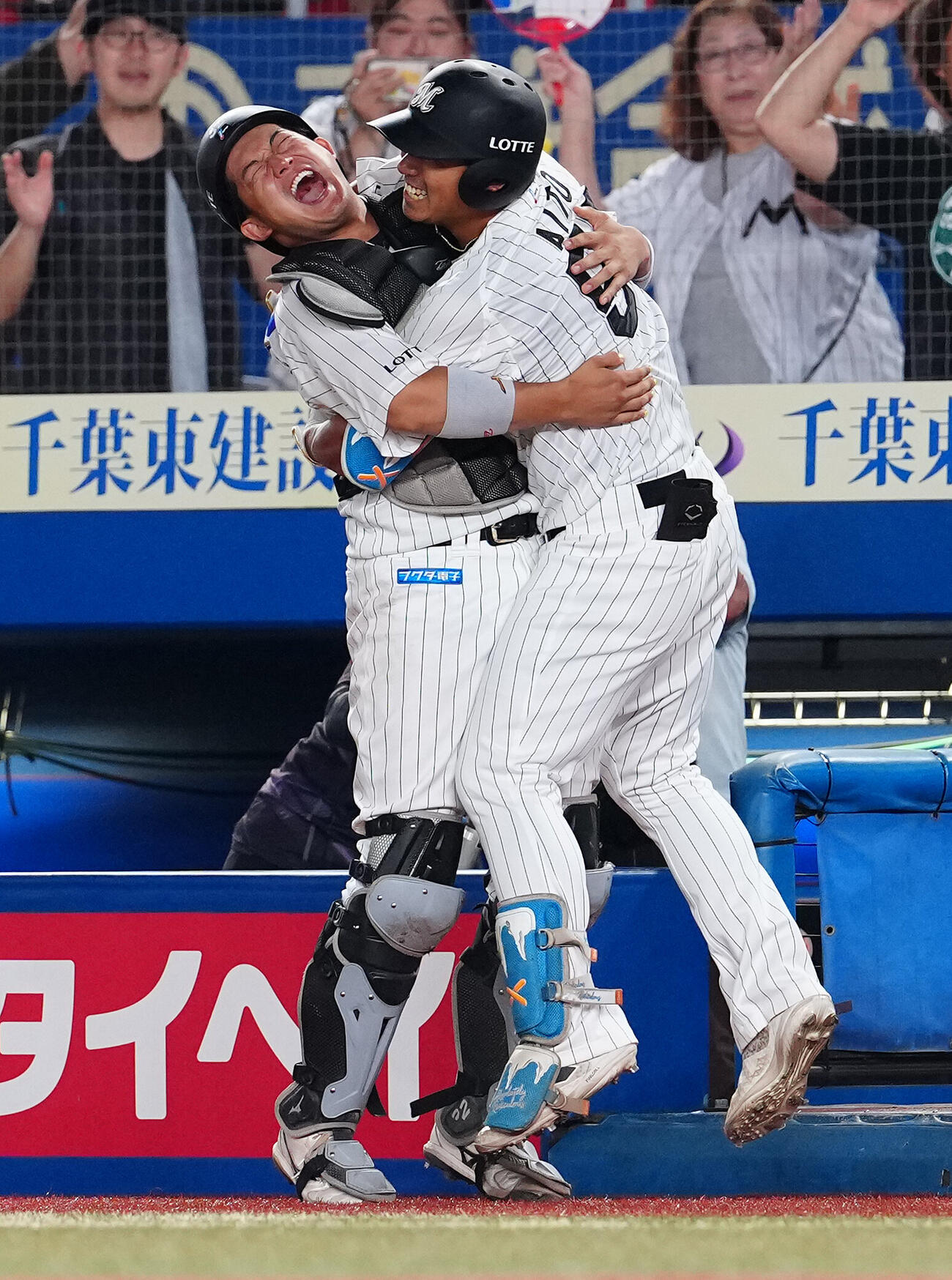 ロッテ対楽天　6回裏ロッテ2死満塁、満塁本塁打を放った愛斗（右）は佐藤都志也と抱き合って喜ぶ（撮影・鈴木みどり）