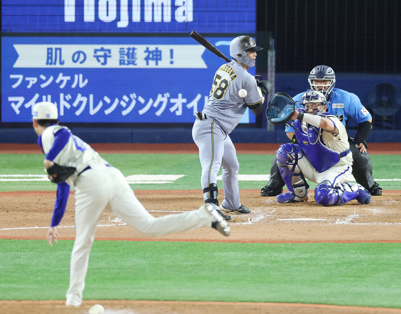DeNA対阪神　8回表阪神2死一塁、死球を受ける前川右京。投手宮城滝太（撮影・宮地輝）