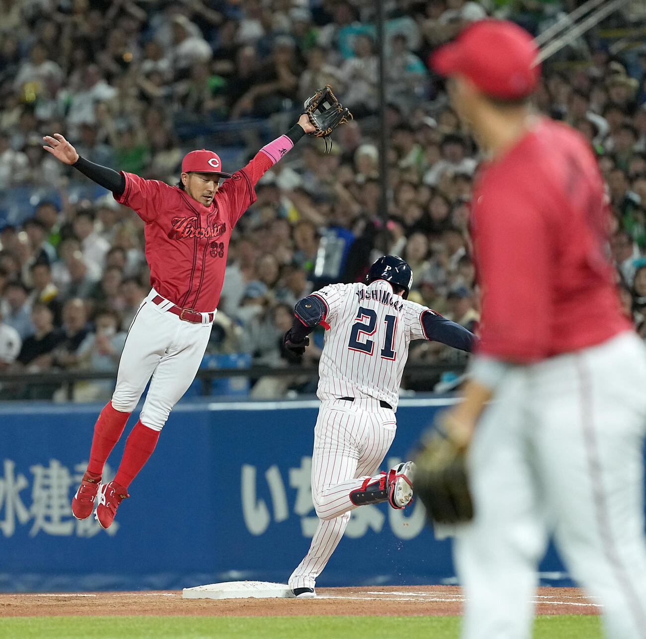 ヤクルト体広島　4回裏ヤクルト無死一、二塁、吉村貢司郎のバントを三塁手坂倉将吾が悪送球する（撮影・たえ見朱実）