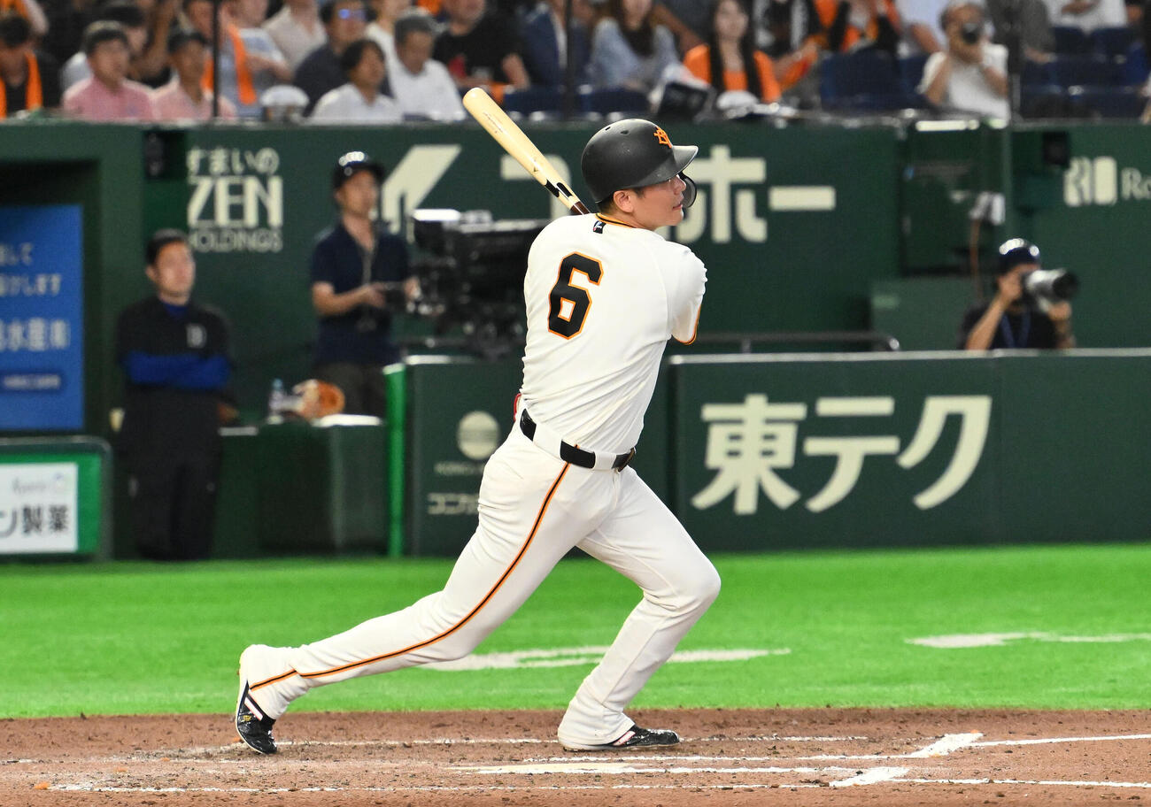 巨人対中日　6回裏巨人2死一塁、代打坂本勇人は右前打を放つ（撮影・滝沢徹郎）