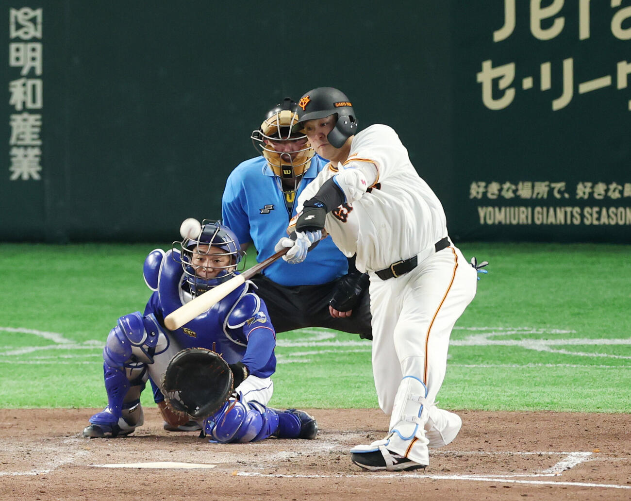 巨人対中日　5回裏巨人2死一塁、2点本塁打を放つ岸田行倫（撮影・増田悦実）