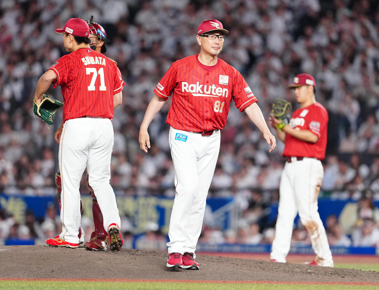 ロッテ対楽天　6回裏、柴田大地（左）にボールを託し、マウンドからベンチへ戻る楽天吉井理人監督（中央）（撮影・鈴木みどり）