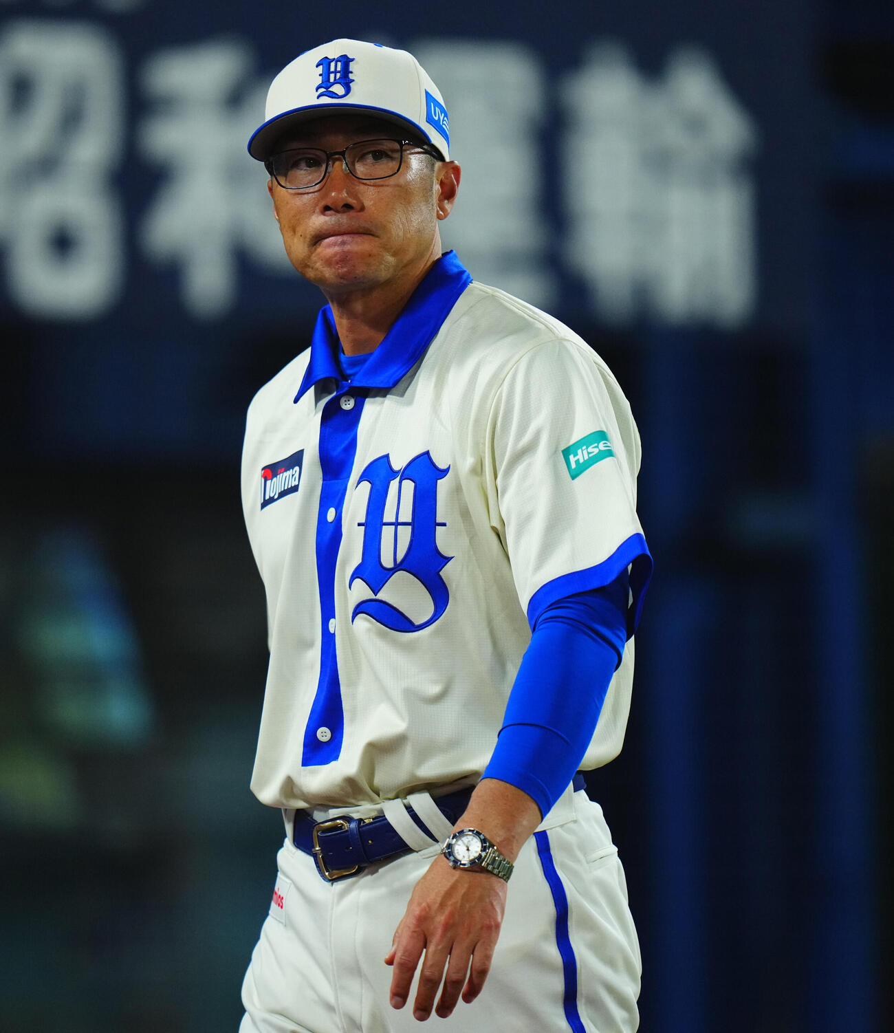 DeNA対阪神　8回表、交代を告げ渋い表情のDeNA相川亮二監督（撮影・垰建太）