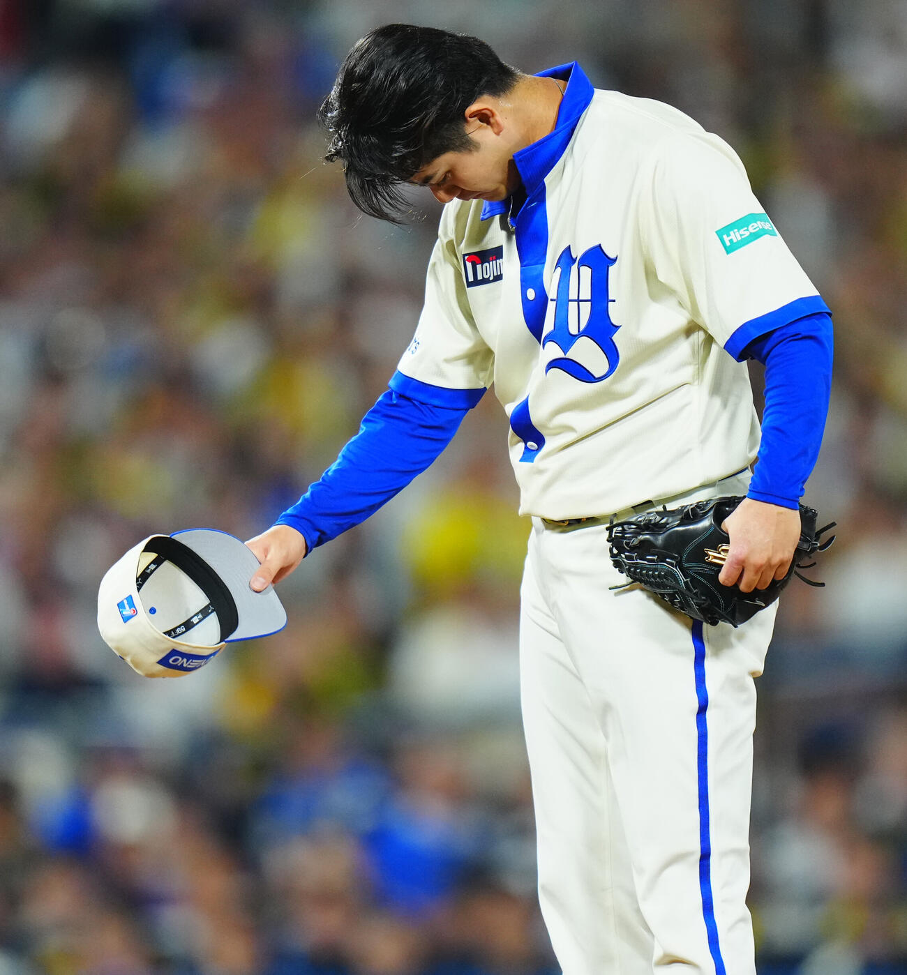 DeNA対阪神　8回表阪神2死一塁、前川右京に死球を当て謝る宮城滝太（撮影・垰建太）