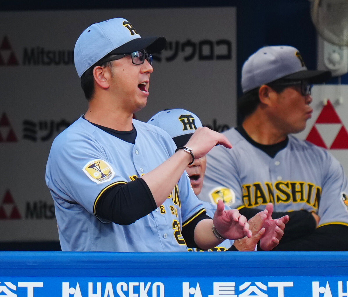 DeNA対阪神　1回表阪神2死二塁、坂本誠志郎の2点本塁打に手をたたき喜ぶ藤川球児監督（撮影・垰建太）