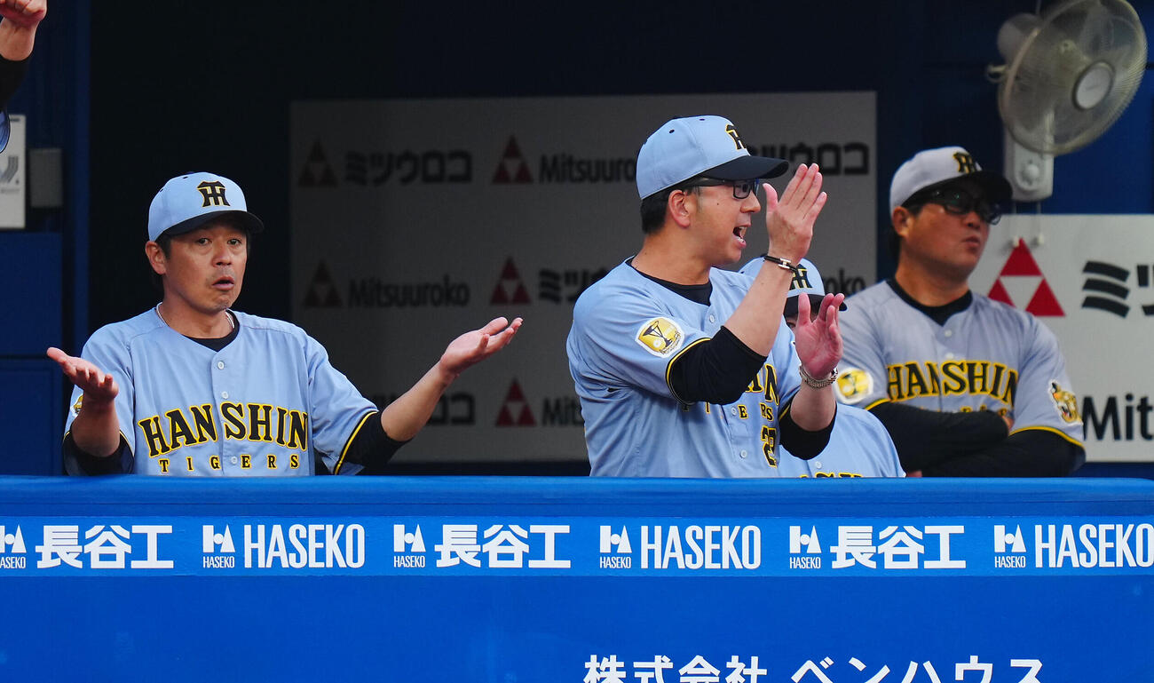 DeNA対阪神　1回表阪神2死二塁、坂本誠志郎の2点本塁打に手をたたき喜ぶ藤川球児監督（中央）（撮影・垰建太）