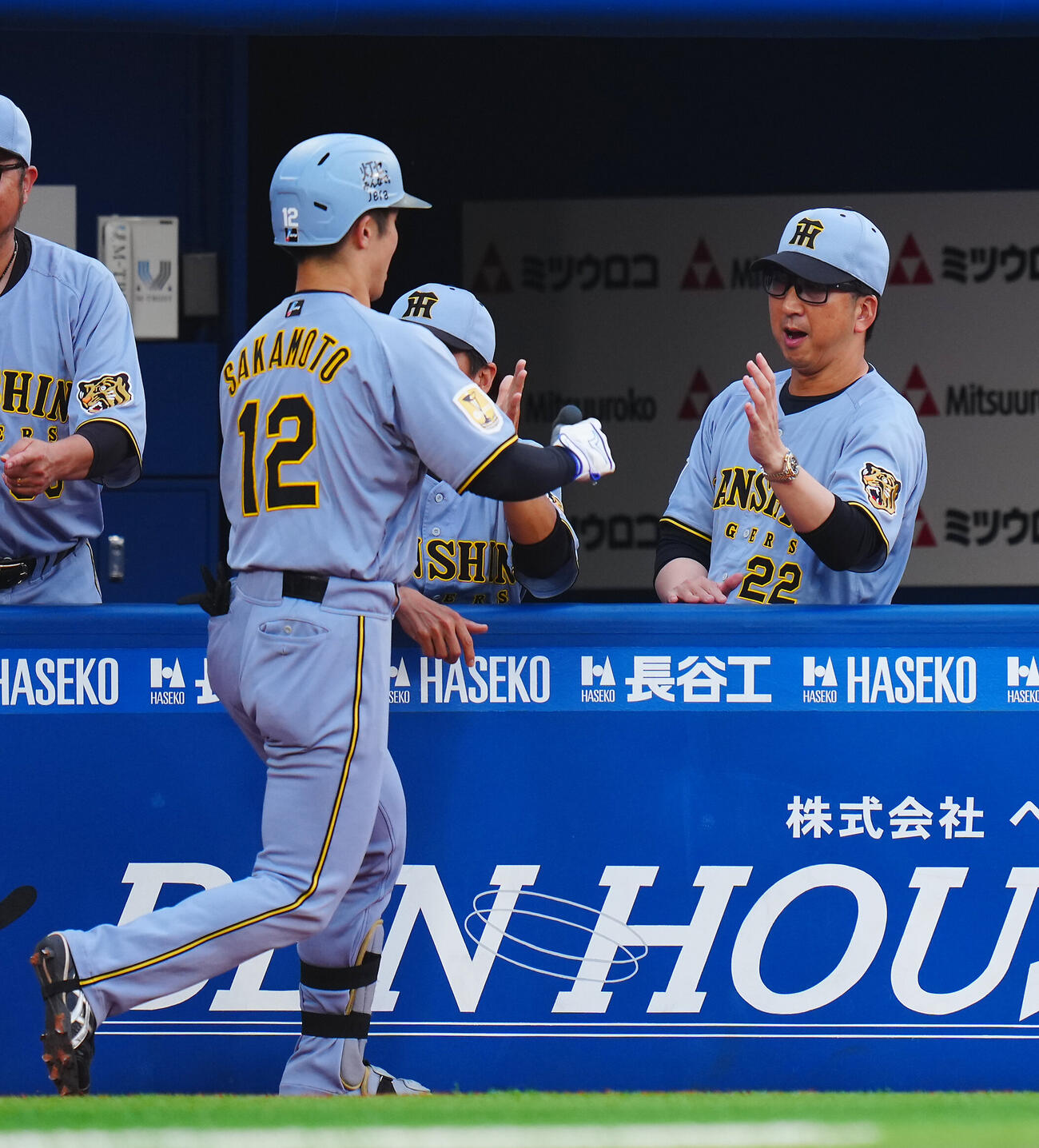 DeNA対阪神　1回表阪神2死二塁、2点本塁打を放った坂本誠志郎（左）を出迎える藤川球児監督（撮影・垰建太）