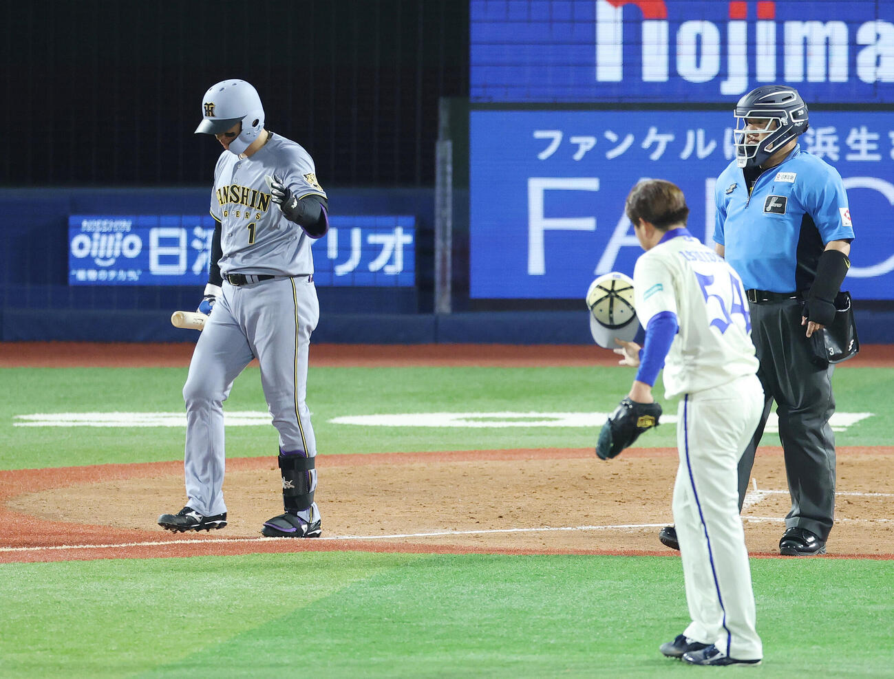 DeNA対阪神　5回表阪神1死一塁、死球を受け石田裕太郎（右）の謝罪を受け入れる森下翔太（撮影・宮地輝）