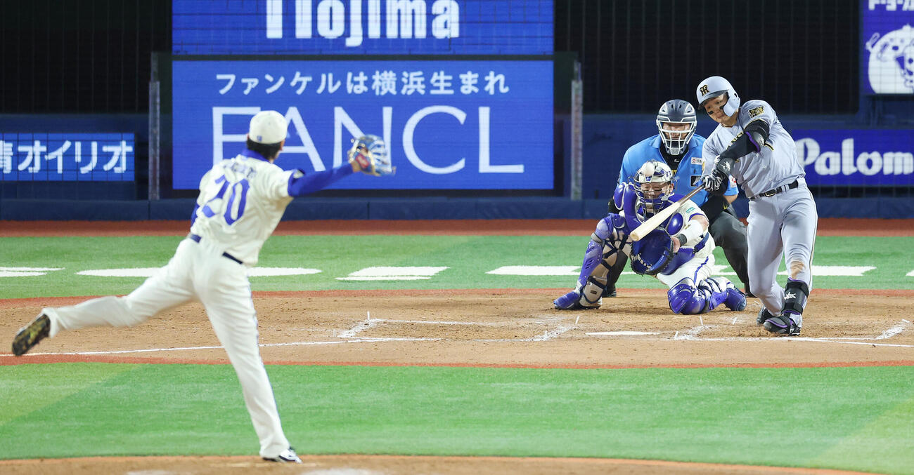 DeNA対阪神　9回表阪神無死三塁、2点本塁打を放つ森下翔太。投手坂本裕哉（撮影・宮地輝）