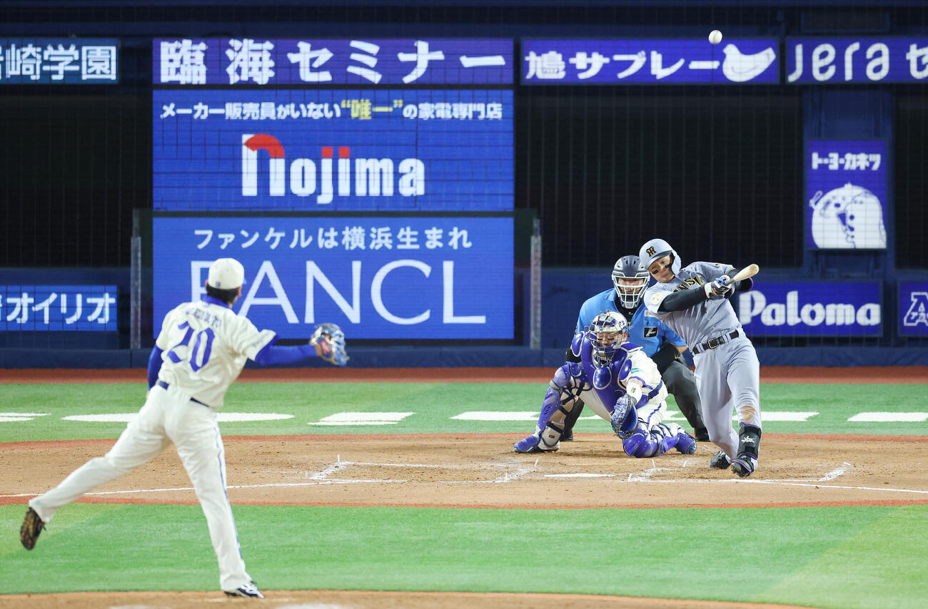 DeNA対阪神　9回表阪神無死三塁、2点本塁打を放つ森下翔太。投手坂本裕哉（撮影・宮地輝）