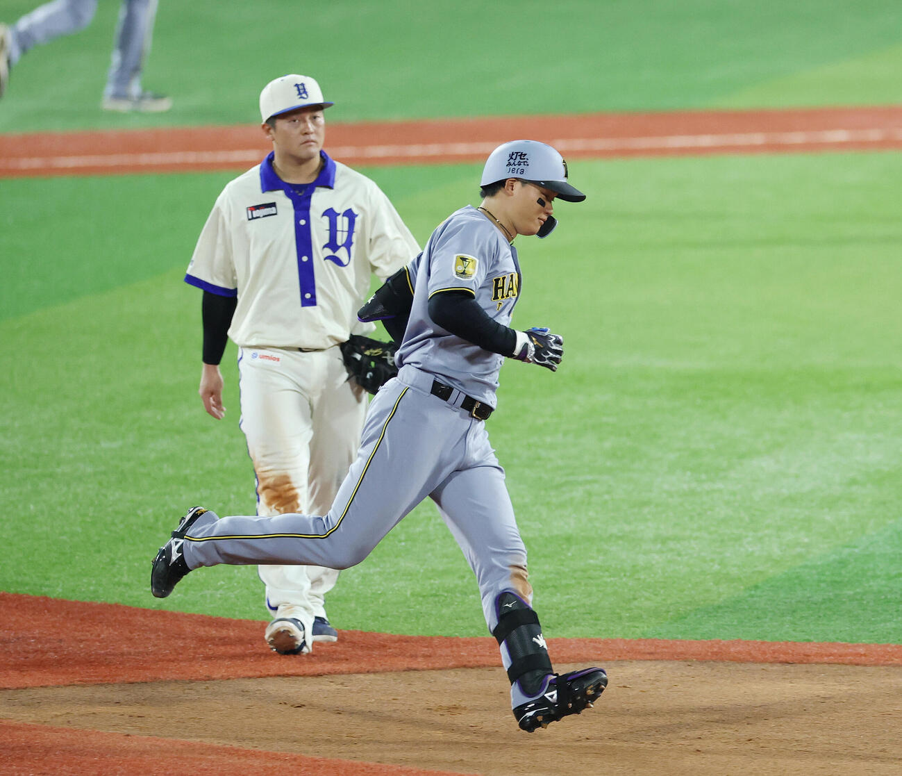 DeNA対阪神　9回表阪神無死三塁、2点本塁打を放ちダイヤモンドを一周する森下翔太。左は牧秀悟（撮影・宮地輝）