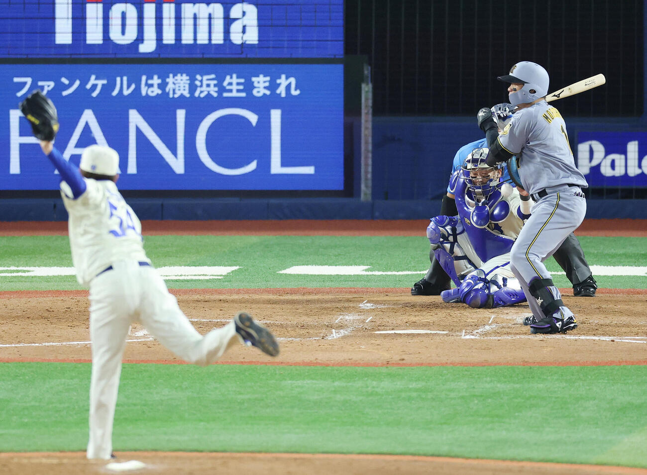DeNA対阪神　5回表阪神1死一塁、死球を受ける森下翔太。投手石田裕太郎（撮影・宮地輝）