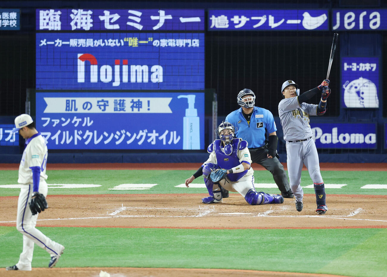 DeNA対阪神　8回表阪神無死、本塁打を放つ大山悠輔。投手宮城滝太（撮影・宮地輝）